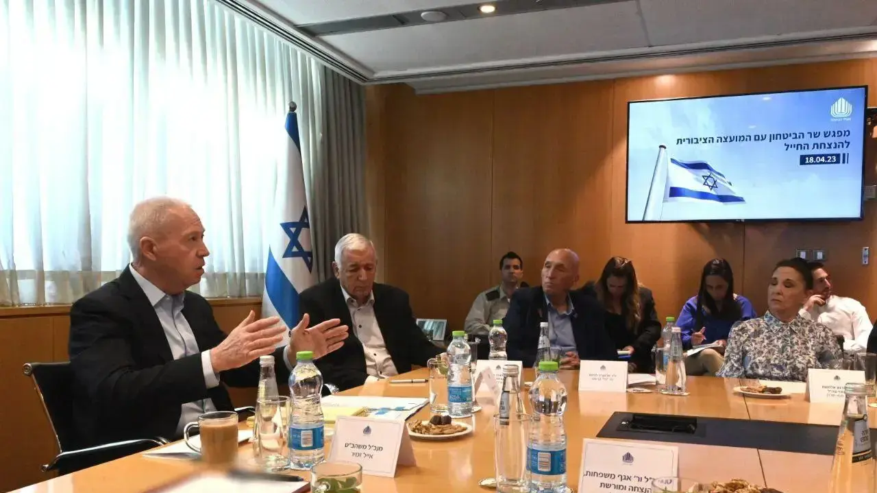 שר הביטחון יואב גלנט נפגש עם המועצה הציבורית להנצחת החייל, לקראת יום הזיכרון לחללי מערכות ישראל 18 באפריל 2023 