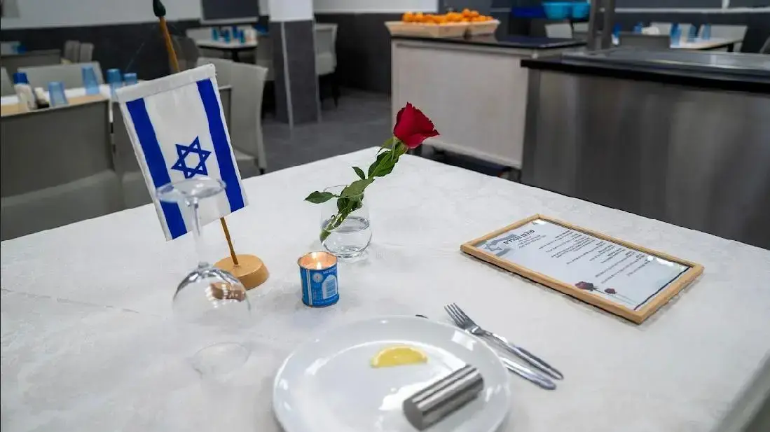 פרויקט ״שולחן לנופל" במסגרתו יוצב בערב יום הזיכרון ״שולחן לנופל" בעשרות חדרי אוכל בבסיסי צה״ל ברחבי הארץ
פרויקט ״שולחן לנופל" במסגרתו יוצב בערב יום הזיכרון ״שולחן לנופל" בעשרות חדרי אוכל בבסיסי צה״ל ברחבי הארץ