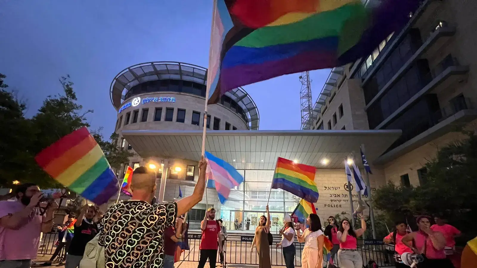 הפגנת הקהילה הגאה מול המשטרה: ״המשטרה הפקירה את הביטחון שלנו ואימצה את רוח המפקד הלהט״בופובית״. 19 באפריל 2023 הפגנת הקהילה הגאה מול המשטרה: ״המשטרה הפקירה את הביטחון שלנו ואימצה את רוח המפקד הלהט״בופובית״. 19 באפריל 2023