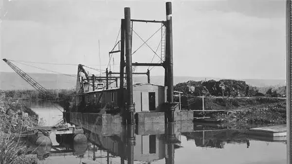 המחפר הצף בהחולה (1950) 