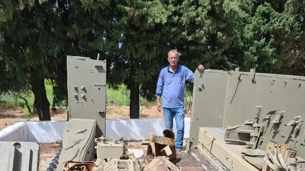 אבי לוי באנדרטה לחללי מלחמת יום כיפור אבי לוי באנדרטה לחללי מלחמת יום כיפור
