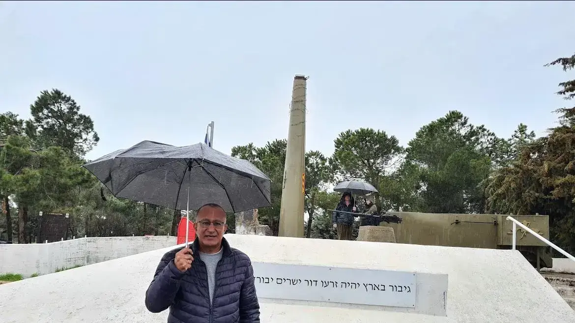 אבי לוי באנדרטה לחללי מלחמת יום כיפור אבי לוי באנדרטה לחללי מלחמת יום כיפור