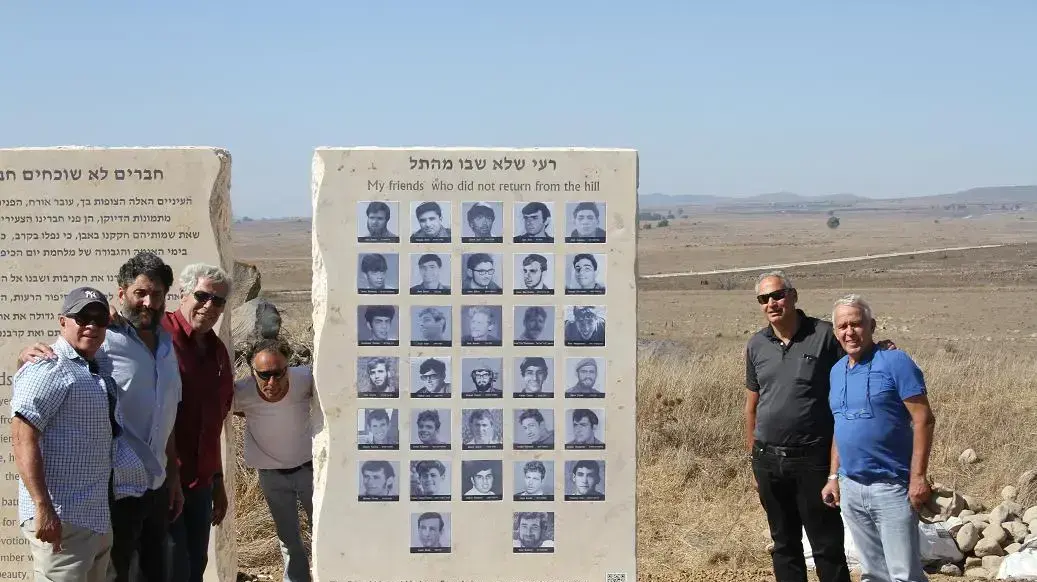 לייזי אגסי ( שני מימין) באנדרטה לחללי מלחמת יום כיפור לייזי אגסי ( שני מימין) באנדרטה לחללי מלחמת יום כיפור
