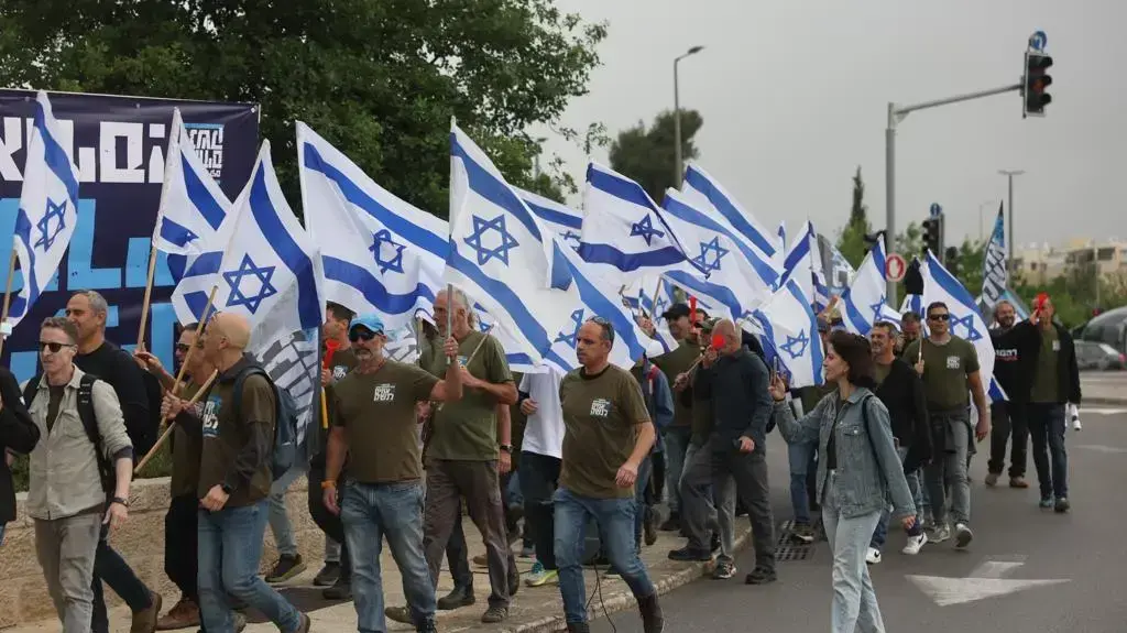 הפגנת אחים לנשק והמפכ"לים לשעבר ובהם משה קראדי מחוץ לטקס של המשטרה בהשתתפות השר לביטחון לאומי איתמר בן גביר, 20 באפריל 2023 הפגנת אחים לנשק והמפכ"לים לשעבר ובהם משה קראדי מחוץ לטקס של המשטרה בהשתתפות השר לביטחון לאומי איתמר בן גביר, 20 באפריל 2023