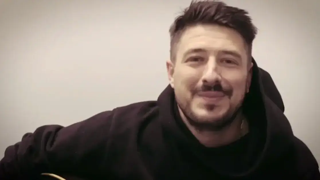 המוזיקאי הבינלאומי מרקוס ממפורד (Marcus Mumford), סולן וגיטריסט להקת הפולק רוק הבריטית ממפורד אנד סאנז, מתוך קטע שצילם עבור טקס יום הזיכרון הישראלי פלסטיני המוזיקאי הבינלאומי מרקוס ממפורד (Marcus Mumford), סולן וגיטריסט להקת הפולק רוק הבריטית ממפורד אנד סאנז, מתוך קטע שצילם עבור טקס יום הזיכרון הישראלי פלסטיני