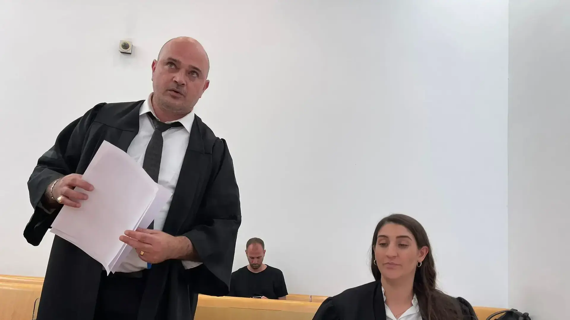 הסנגור עו״ד יוני דדון עם עו״ד שיר שלום פרץ הסנגור עו״ד יוני דדון עם עו״ד שיר שלום פרץ