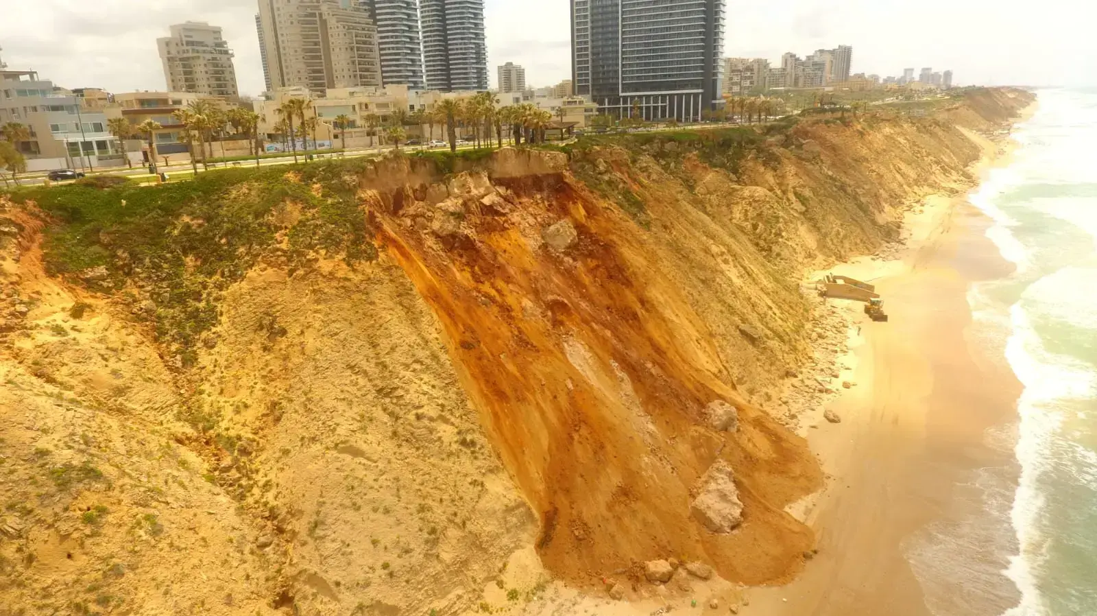 קריסת מצוק סמוך לטיילת חוף הים במרכז נתניה
21 באפריל 2022 קריסת מצוק סמוך לטיילת חוף הים במרכז נתניה
21 באפריל 2022