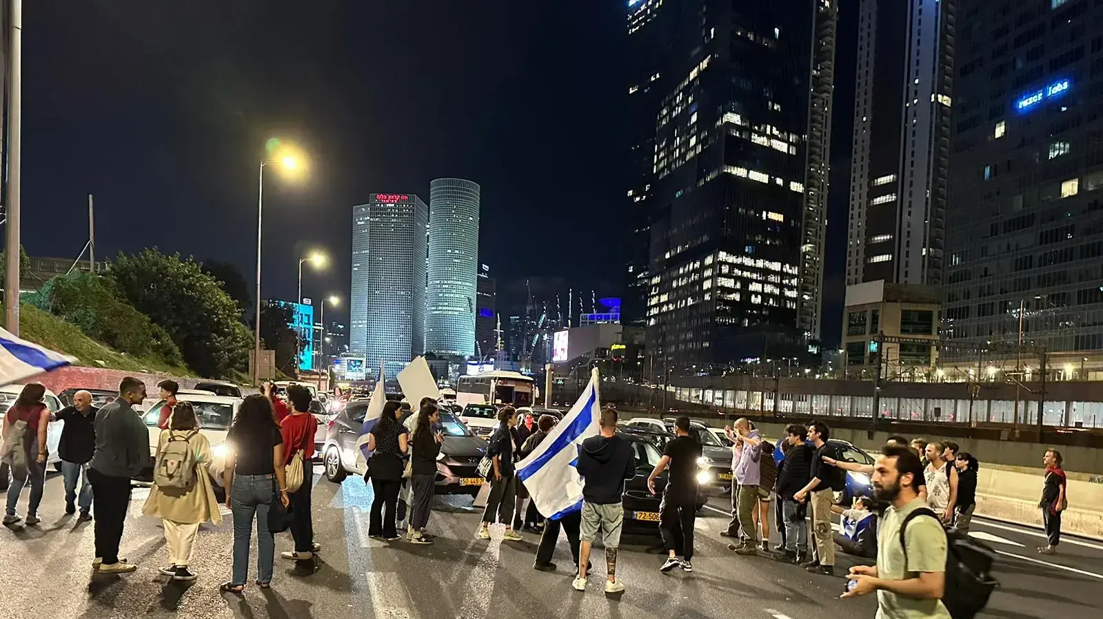 הפגנה נגד המהפכה המשפטית, תל אביב. 22 באפריל 2023 הפגנה נגד המהפכה המשפטית, תל אביב. 22 באפריל 2023