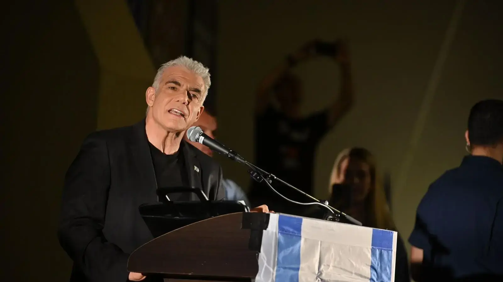 יו"ר האופוזיציה ויו"ר יש עתיד יאיר לפיד נואם בהפגנה נגד המהפכה המשפטית בהוד השרון, 22 באפריל 2023 יו"ר האופוזיציה ויו"ר יש עתיד יאיר לפיד נואם בהפגנה נגד המהפכה המשפטית בהוד השרון, 22 באפריל 2023