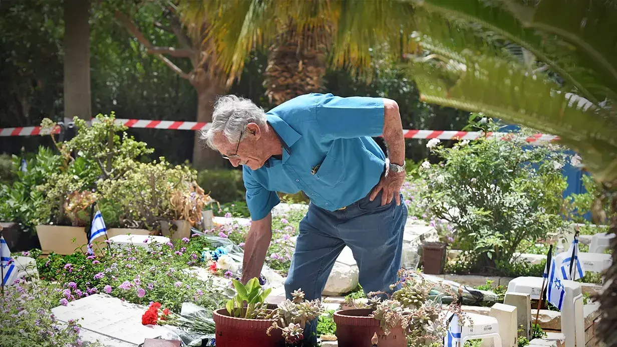 -לקראת יום הזכרון לחללי צה"ל, הכנות בבית עלמין
בקרית שאול ובנחלת יצחק, 7 במאי 2019 -לקראת יום הזכרון לחללי צה"ל, הכנות בבית עלמין
בקרית שאול ובנחלת יצחק, 7 במאי 2019