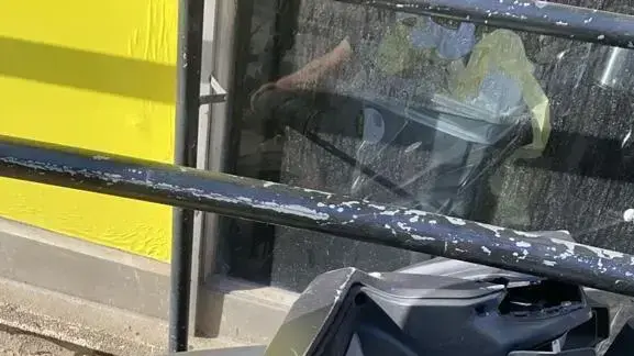עומר אבו חליפה לצד האופנוע שלו עומר אבו חליפה לצד האופנוע שלו