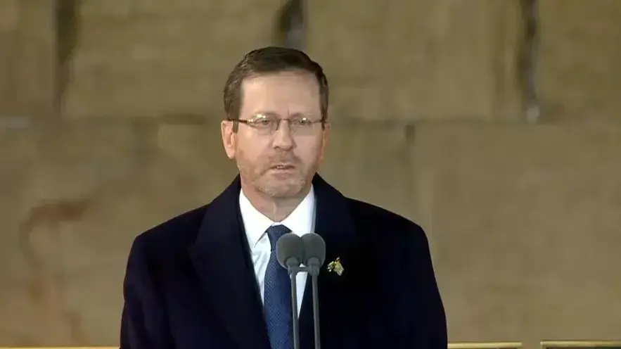 יצחק הרצוג נואם בטקס יום הזיכרון בכותל המערבי, ירושלים. 24 באפריל 2023 יצחק הרצוג נואם בטקס יום הזיכרון בכותל המערבי, ירושלים. 24 באפריל 2023