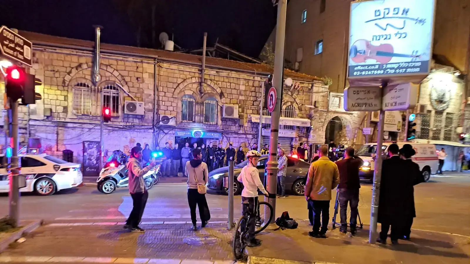 יום הזיכרון לזכר חללי צה"ל ונפגעי הטרור הישראלים. אנשים עומדים ברחבת הפיגוע שהתרחש מספר שעות לפני כן בירושלים. 24 באפריל 2023