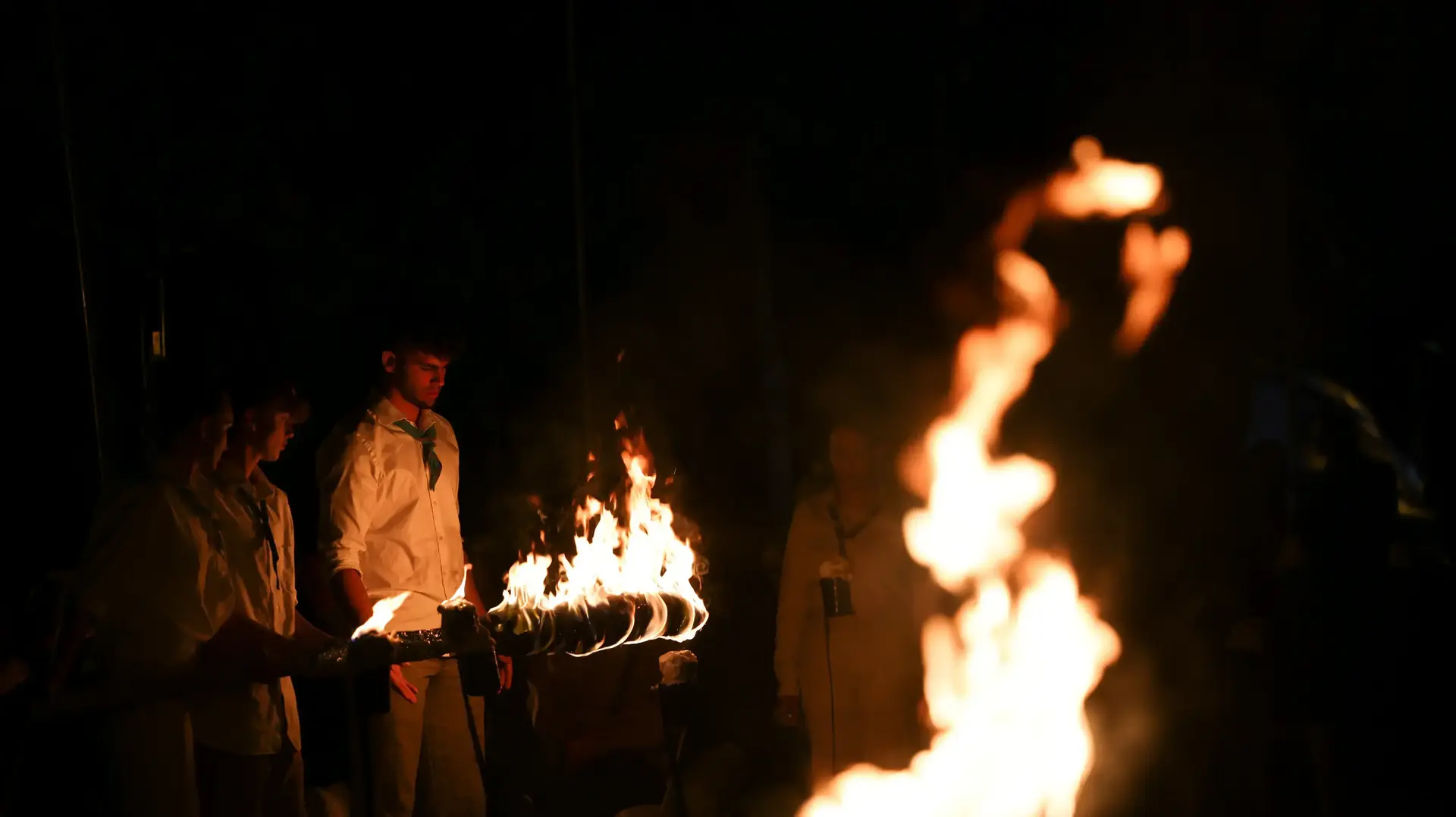 אנשים עומדים דום כשצפירה של דקה אחת נשמעה ברחבי ישראל, לציון יום הזיכרון לזכר חללי צה"ל ונפגעי הטרור הישראלים. 24 באפריל 2023