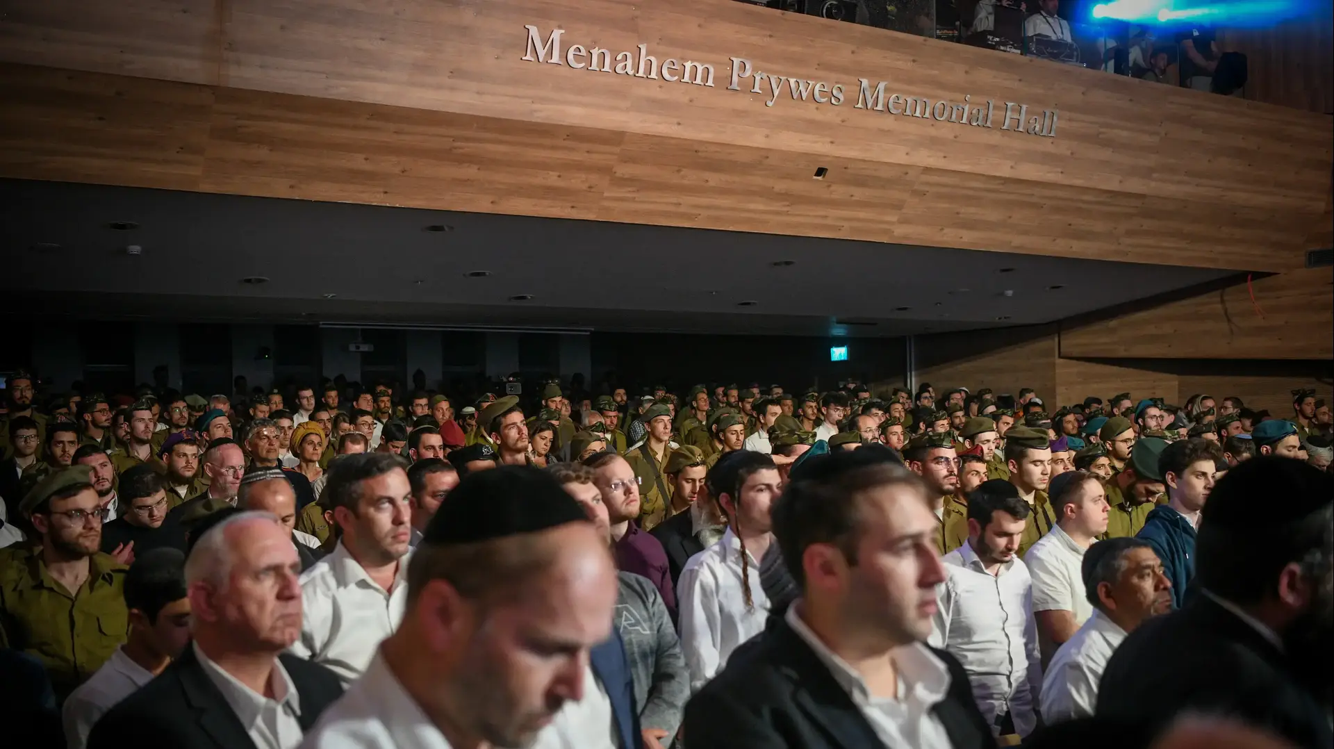 אנשים עומדים דום כשצפירה של דקה אחת נשמעה ברחבי ישראל, לציון יום הזיכרון לזכר חללי צה"ל ונפגעי הטרור הישראלים, היכל שלמה, ירושלים . 24 באפריל 2023