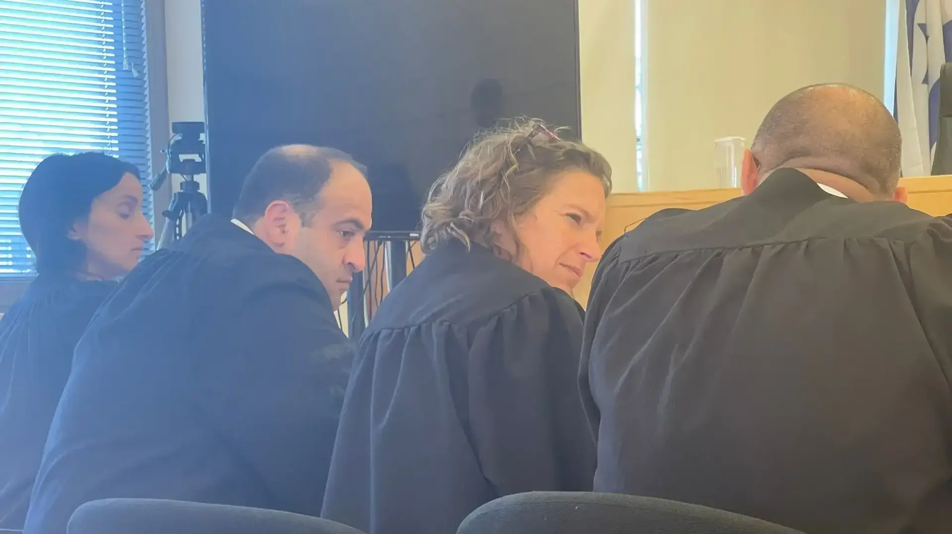 הפרקליט שמבקש להפגין נגד המהפכה המשפטית לצד עורכת דינו - אילה הוניגמן הפרקליט שמבקש להפגין נגד המהפכה המשפטית לצד עורכת דינו - אילה הוניגמן