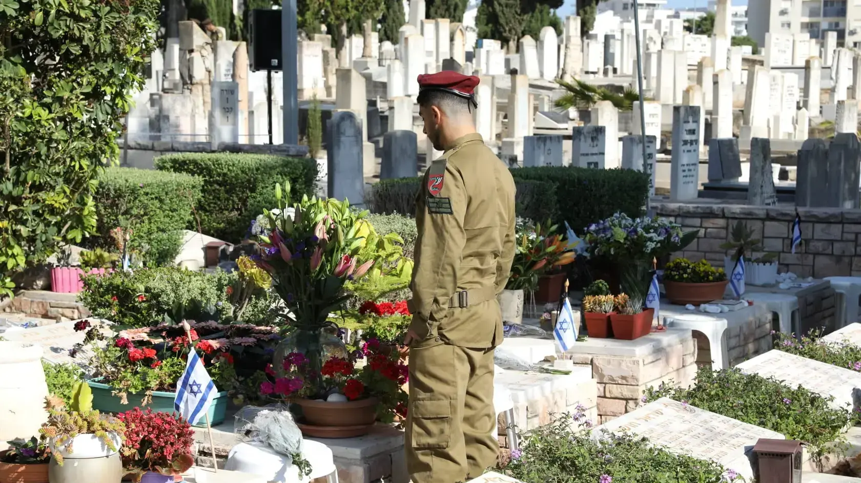 יום הזיכרון לחללי מערכות ישראל ונפגעי פעולות האיבה. בני משפחת טרטנר מניחים זר על קברו של החלל גרשון טרטנר שנפל במלחמת ששת הימים ברמת הגולן. בית העלמין בחדרה, 25 באפריל 2023 יום הזיכרון לחללי מערכות ישראל ונפגעי פעולות האיבה. בני משפחת טרטנר מניחים זר על קברו של החלל גרשון טרטנר שנפל במלחמת ששת הימים ברמת הגולן. בית העלמין בחדרה, 25 באפריל 2023
