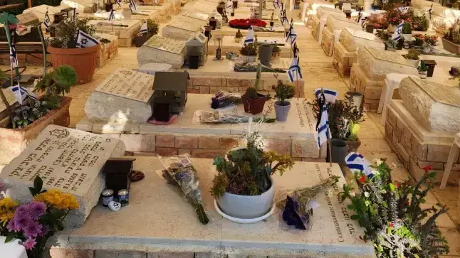 יום הזיכרון לחללי מערכות ישראל ונפגעי פעולות האיבה. בית העלמין בבאר שבע, 25 באפריל 2023 יום הזיכרון לחללי מערכות ישראל ונפגעי פעולות האיבה. בית העלמין בבאר שבע, 25 באפריל 2023