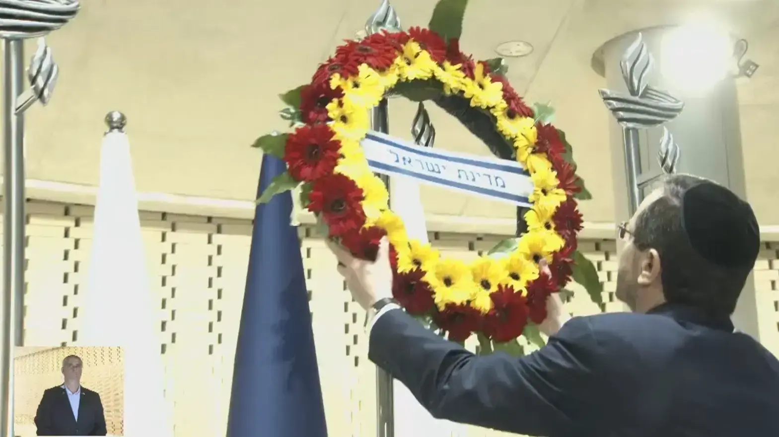 נשיא המדינה יצחק הרצוג מניח אם בטקס יום הזיכרון לחללי מערכות ישראל ונפגעי פעולות האיבה. 25 באפריל 2023 נשיא המדינה יצחק הרצוג מניח אם בטקס יום הזיכרון לחללי מערכות ישראל ונפגעי פעולות האיבה. 25 באפריל 2023