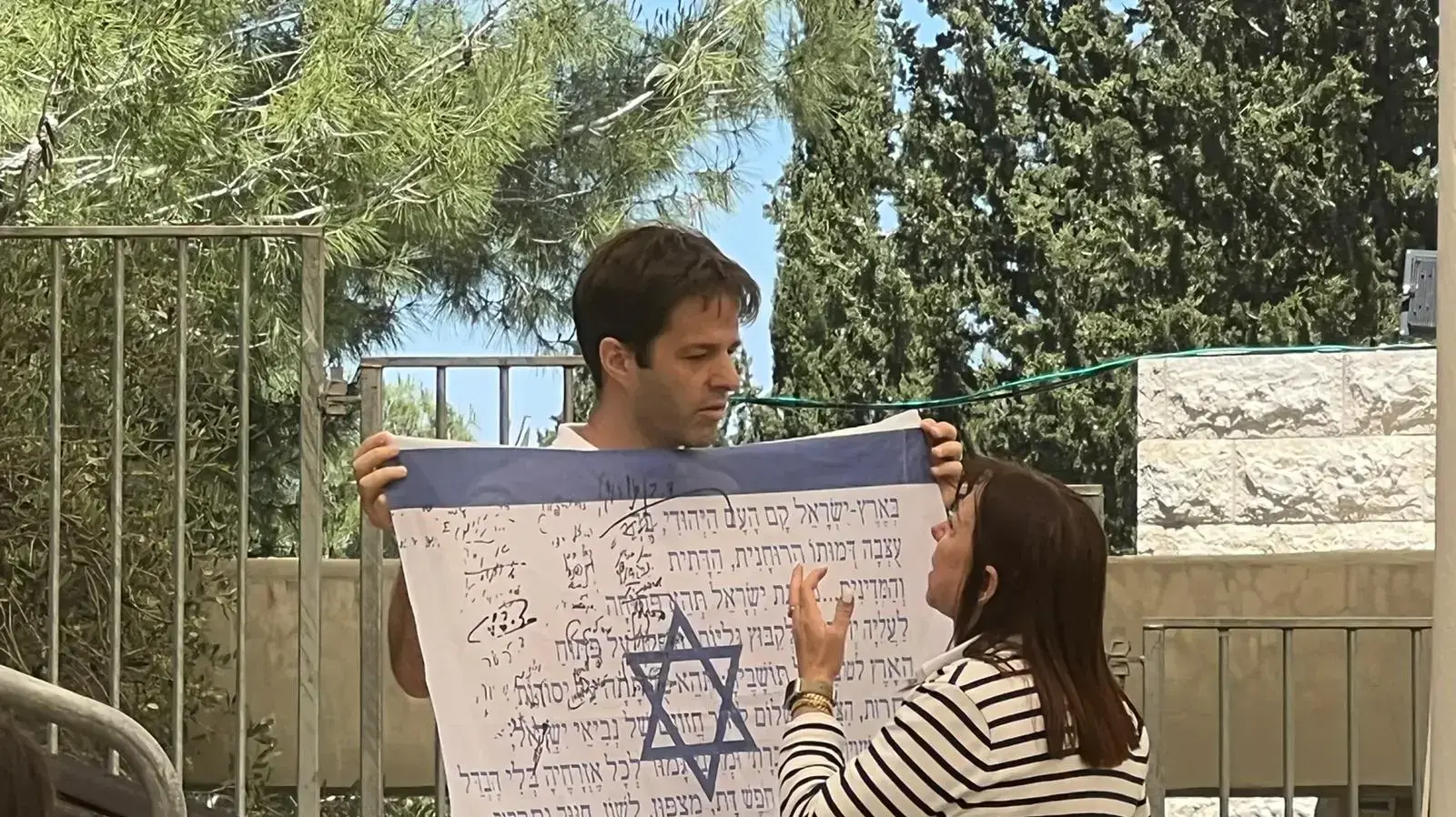 מחאה שקטה בזמן נאום בנימין נתניהו בטקס האזכרה הממלכתי לזכרם של חללי פעולות האיבה. הר הרצל, ירושלים