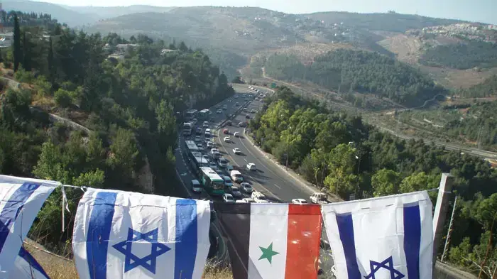 דגלי ישראל וסוריה לאורך כביש מס' 1 בדרך לירושלים