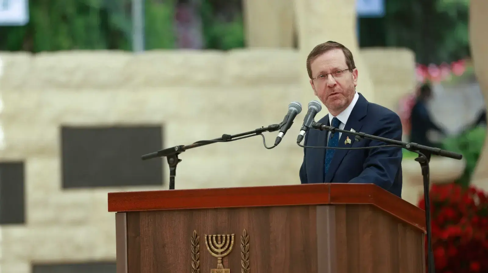 נשיא המדינה יצחק הרצוג בטקס האזכרה הממלכתי לזכרם של חללי פעולות האיבה. הר הרצל, ירושלים נשיא המדינה יצחק הרצוג בטקס האזכרה הממלכתי לזכרם של חללי פעולות האיבה. הר הרצל, ירושלים
