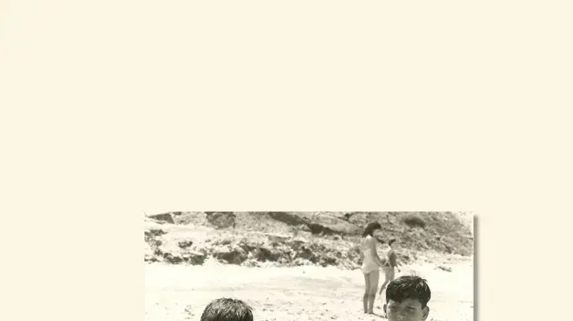 אוריאל רייכמן עם האחים גדי ועודד בים אוריאל רייכמן עם האחים גדי ועודד בים