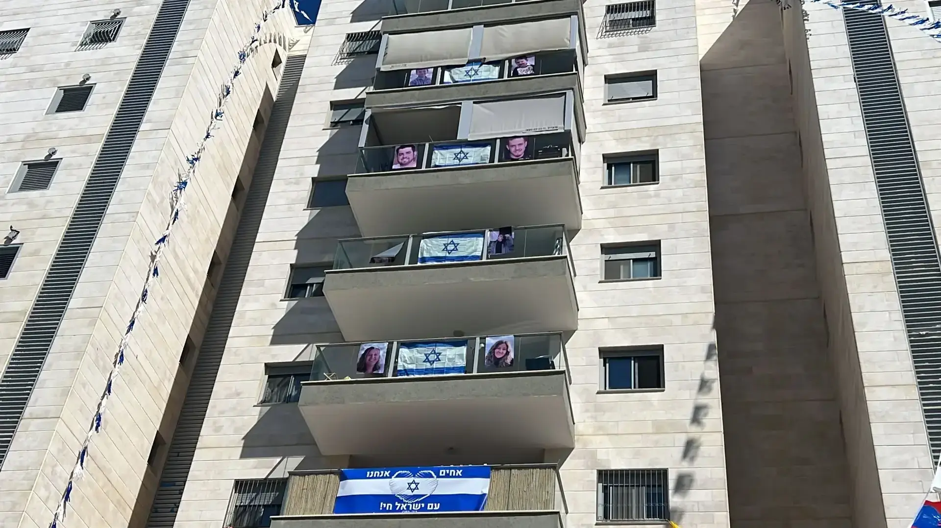 בניין בשדרות מנציח את זוגות האחים שנרצחו בפיגועים בתקופה האחרונה 25 באפריל 2023