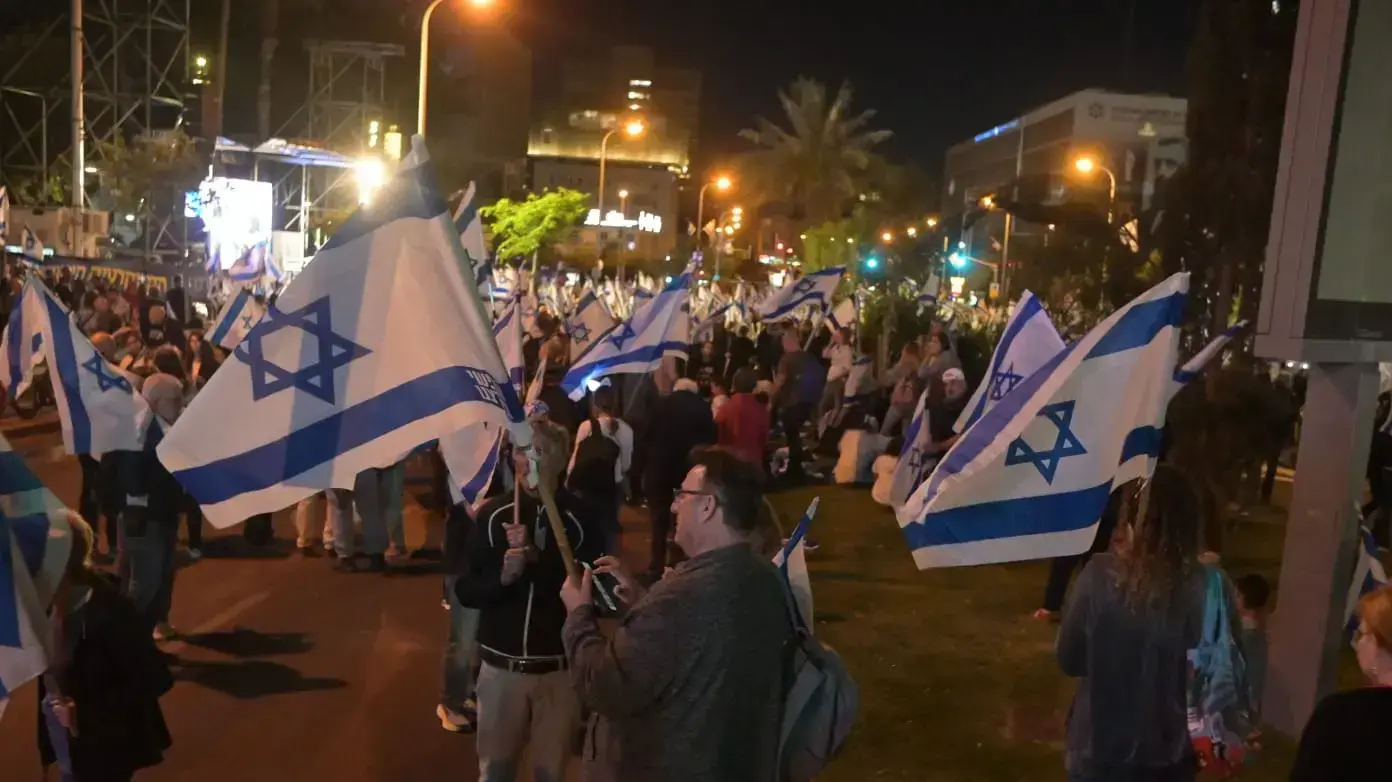 הפגנה בקפלן במקביל לטקס המשואות 25 באפריל 2023 הפגנה בקפלן במקביל לטקס המשואות 25 באפריל 2023
