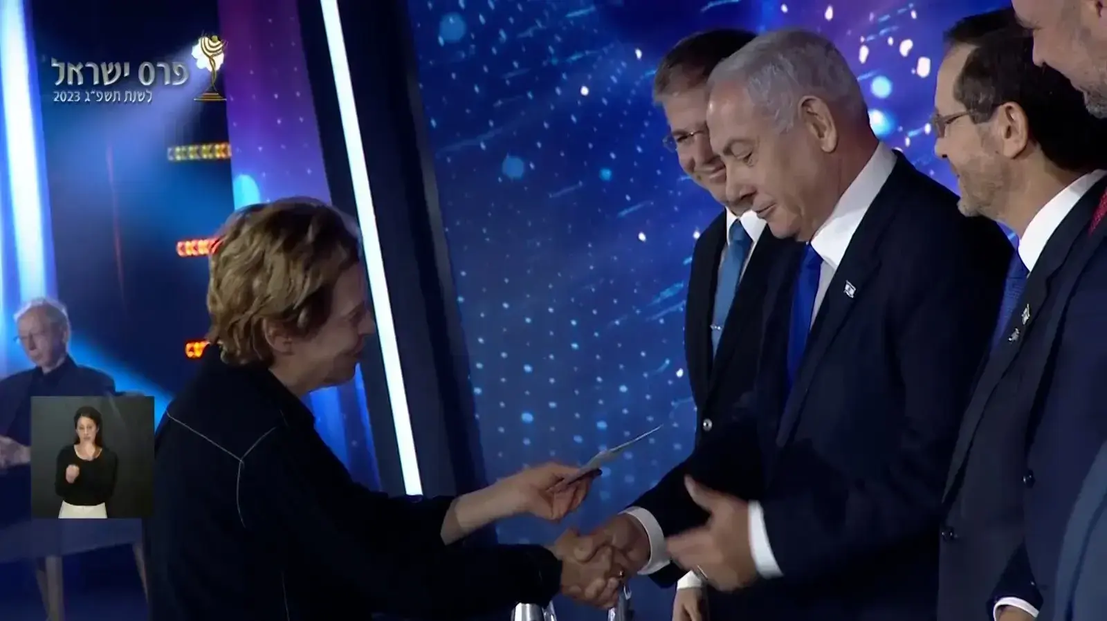 מיכל רובנר כלת פרס ישראל באמנות הפלסטית מוסרת לבנימין נתניהו מכתב בטקס פרס ישראל. 2023 מיכל רובנר כלת פרס ישראל באמנות הפלסטית מוסרת לבנימין נתניהו מכתב בטקס פרס ישראל. 2023