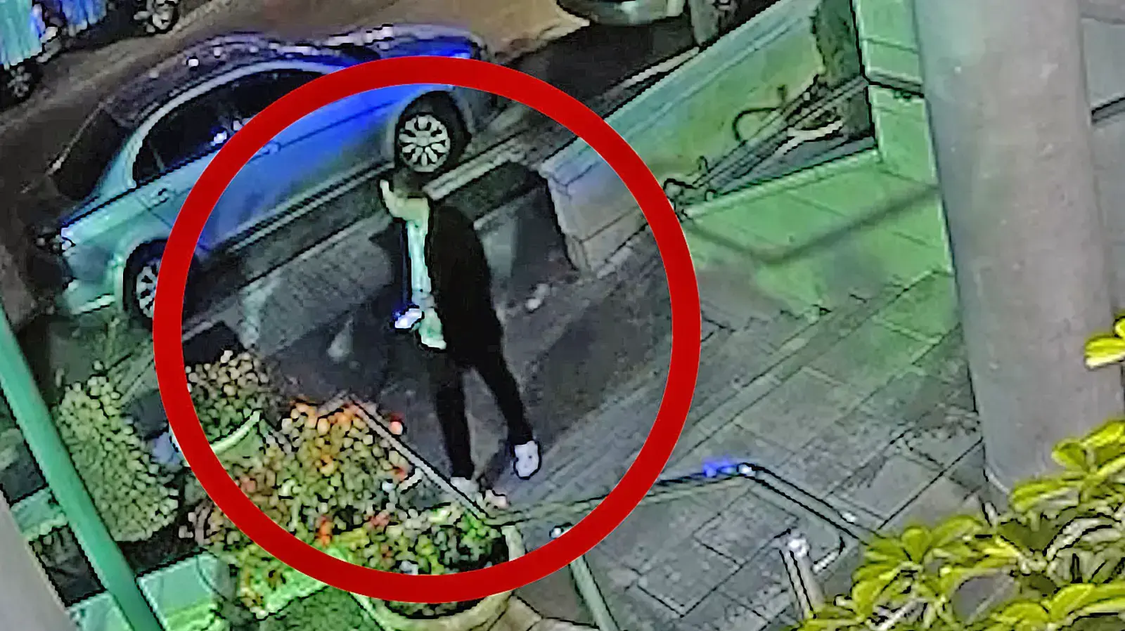 מסתכל אחורה - ונופל על הרצפה: תיעוד הרצח בחולון
27.04.23 מסתכל אחורה - ונופל על הרצפה: תיעוד הרצח בחולון
27.04.23