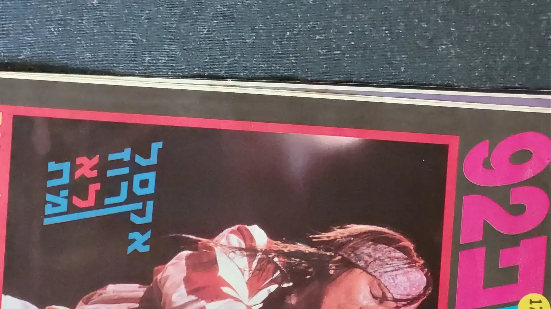 שער עם תמונת אקסל רוז מהלהקה "גאנז אנד רוזס", מעריב לנוער שער עם תמונת אקסל רוז מהלהקה "גאנז אנד רוזס", מעריב לנוער