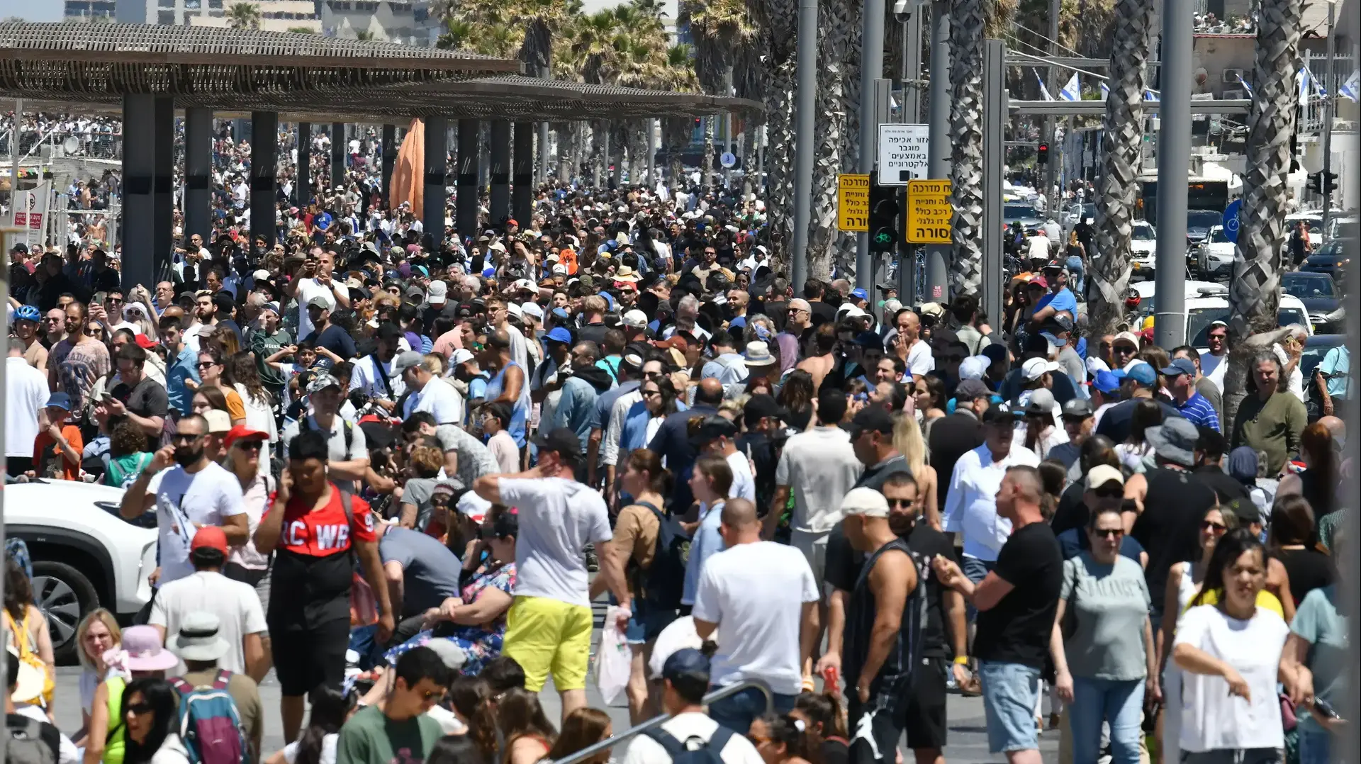 מבלים בטיילת תל אביב, יום העצמאות, 27 באפריל 2023 מבלים בטיילת תל אביב, יום העצמאות, 27 באפריל 2023