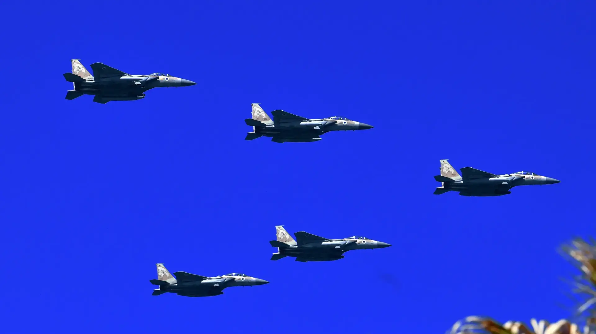 מטוס F16, מטס חיל האוויר, יום העצמאות, חוף תל אביב,26 באפריל 2023