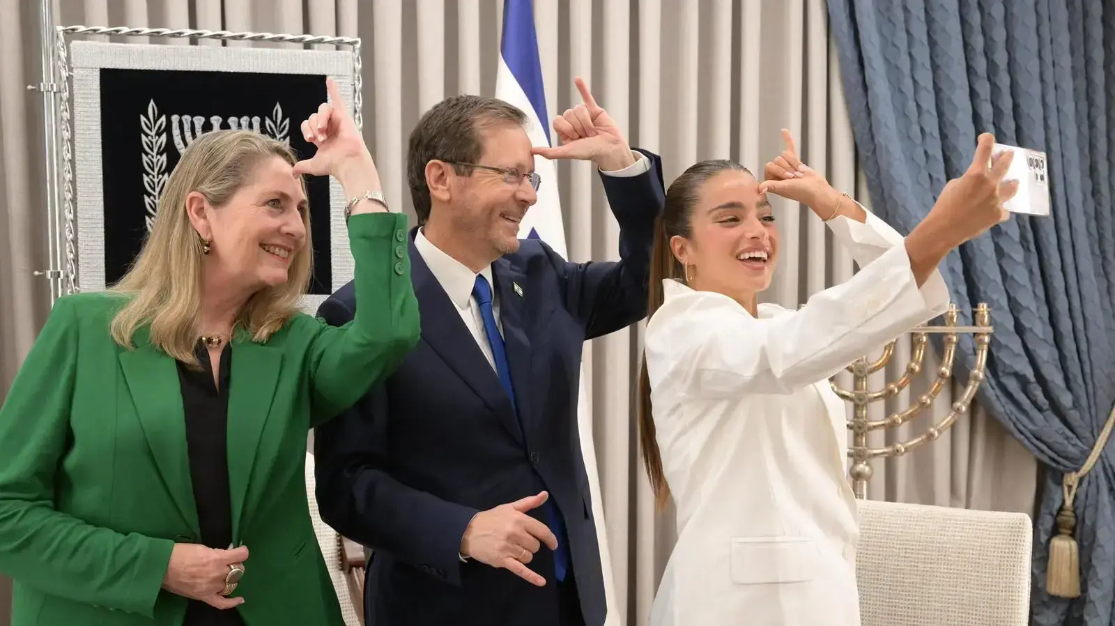 נועה קירל בפגישה עם נשיא המדינה יצחק (בוז'י) הרצוג ורעייתו מיכל הרצוג, בבית הנשיא בירושלים, רגע לפני שקירל יוצאת לייצג את ישראל באירוויזיון בליברפול נועה קירל בפגישה עם נשיא המדינה יצחק (בוז'י) הרצוג ורעייתו מיכל הרצוג, בבית הנשיא בירושלים, רגע לפני שקירל יוצאת לייצג את ישראל באירוויזיון בליברפול