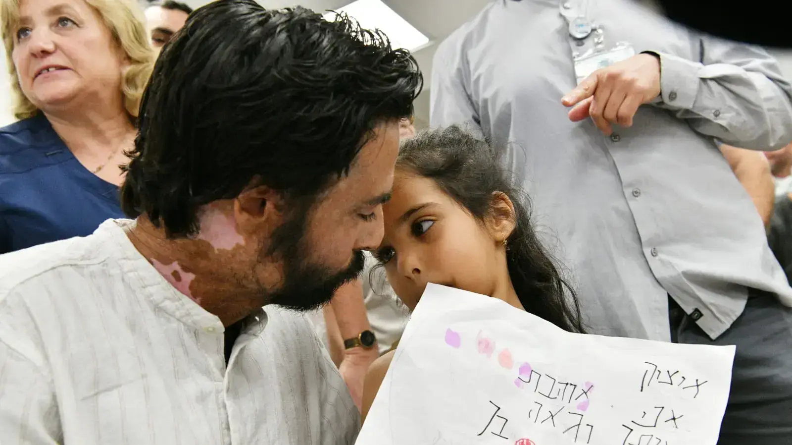 איציק סעידיאן ואחייניתו בעת שחרורו מבית החולים שיבא תל השומר, 27 באפריל 2023 איציק סעידיאן ואחייניתו בעת שחרורו מבית החולים שיבא תל השומר, 27 באפריל 2023