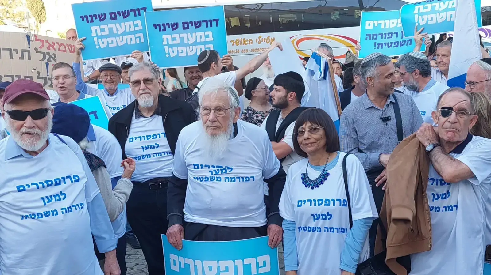 פרופסורים,מרצים, דוקטורים ובכירים באקדמיה הישראלית התכנסו טרם עצרת המיליון להפגנה של אנשי האקדמיה בעד הרפורמה המשפטית בגשר המיתרים בירושלים. פרופסורים,מרצים, דוקטורים ובכירים באקדמיה הישראלית התכנסו טרם עצרת המיליון להפגנה של אנשי האקדמיה בעד הרפורמה המשפטית בגשר המיתרים בירושלים.