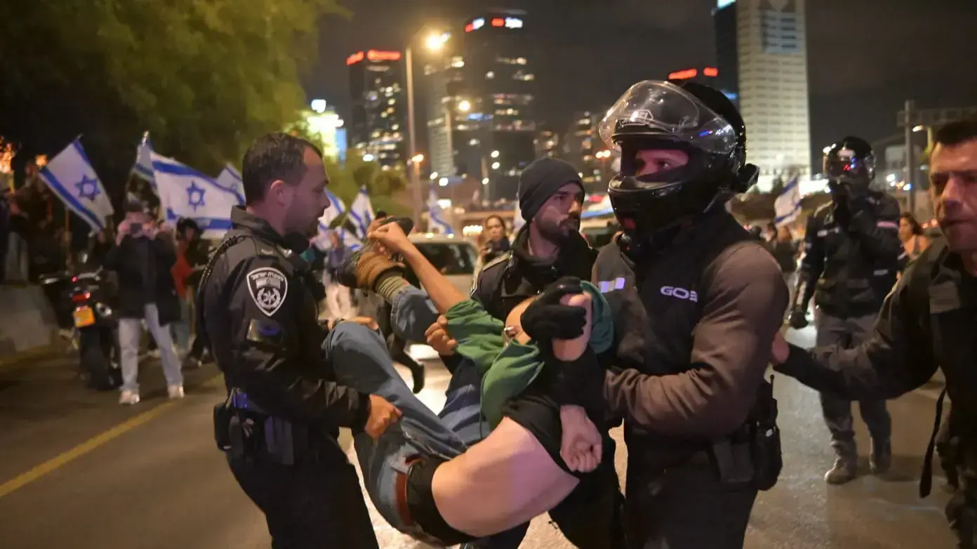 מעצר מפגינים שחסמו  את נתיבי איילון במסגרת ההפגנה נגד המחאה המשפטית, ת"א, 29 באפריל 2023