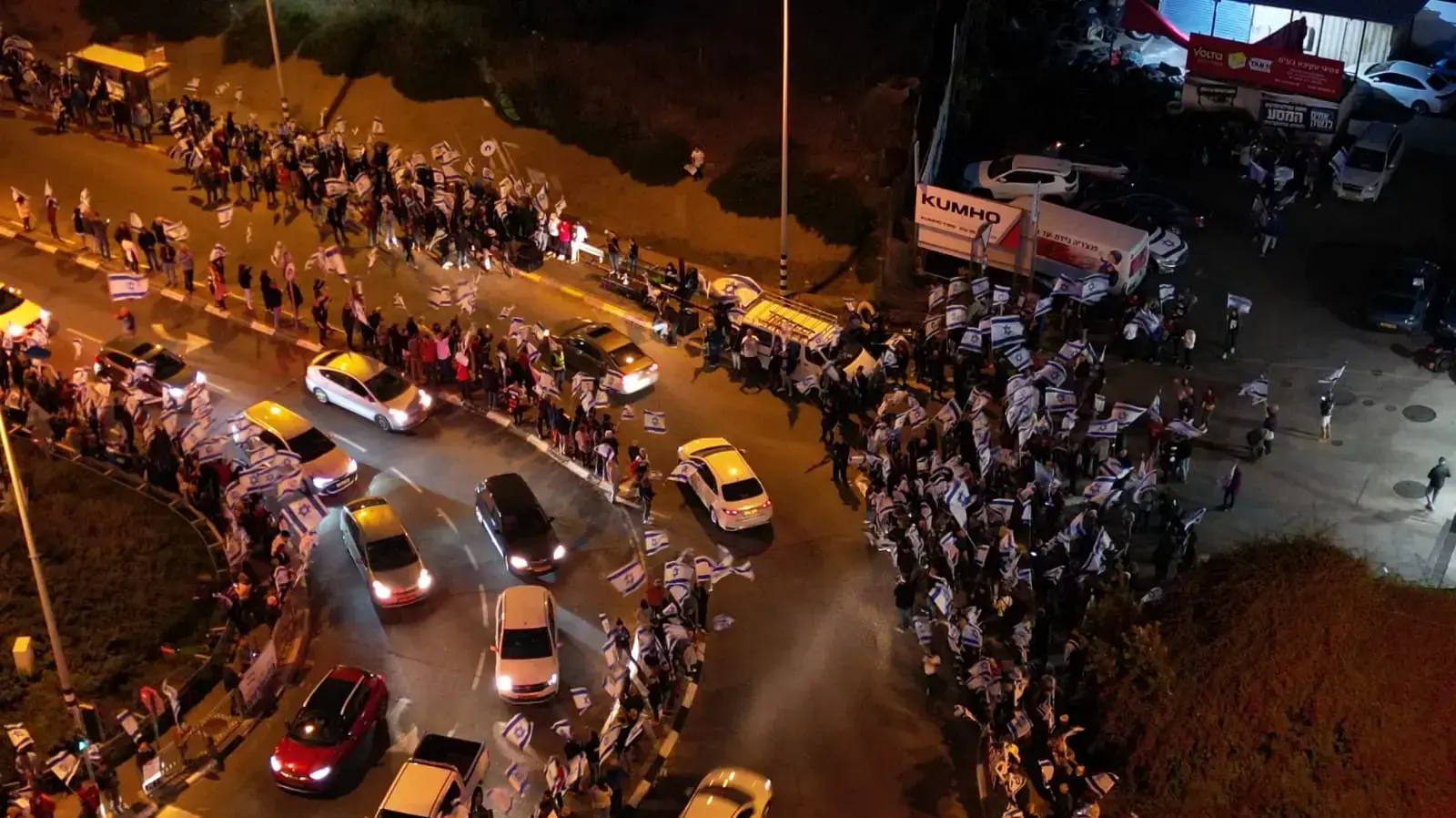 מפגינים בצומת זכרון יעקב נגד המהפכה המשפטית, 29 באפריל 2023 מפגינים בצומת זכרון יעקב נגד המהפכה המשפטית, 29 באפריל 2023