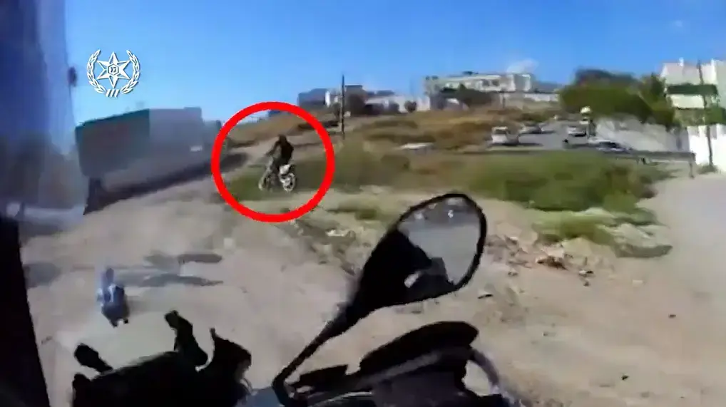 בלי קסדה, בין הולכי רגל: תיעוד מרדף אחרי רוכב אופנוע בן 15 ברהט
