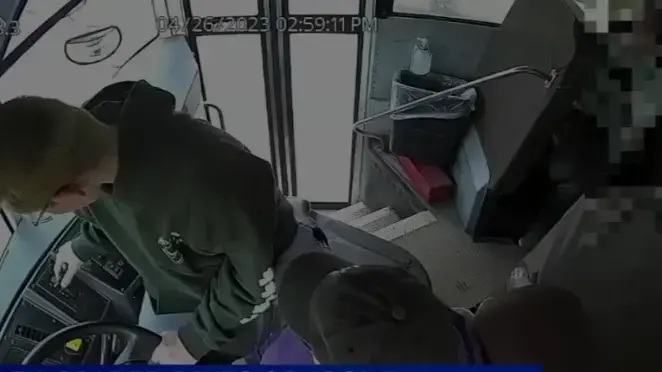 דילון ריבס בכתה ז ממישיגן הציל אוטובוס הסעות לאחר שהנהג איבד הכרה דילון ריבס בכתה ז ממישיגן הציל אוטובוס הסעות לאחר שהנהג איבד הכרה