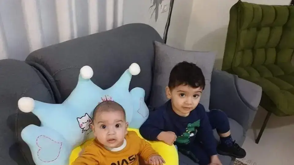 אמיר ואדם מסארווה, בני חצי שנה ושנתיים, נמצאו ללא רוח חיים יחד עם אמם בביתם בטייבה. 1 במאי 2023 אמיר ואדם מסארווה, בני חצי שנה ושנתיים, נמצאו ללא רוח חיים יחד עם אמם בביתם בטייבה. 1 במאי 2023