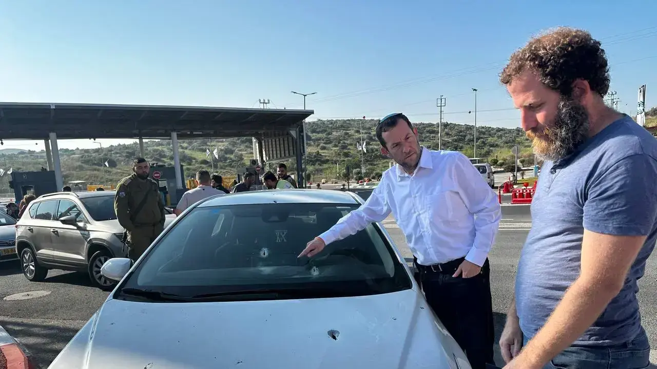 נהגת דיווחה על ירי לעבר רכבה סמוך לאבני חפץ בשומרון, פגיעות הירי ברכב. 2 במאי 2023