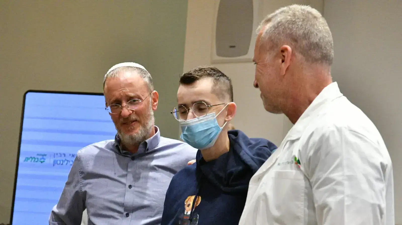 מפגש בבית החולים בילינסון בין דניאל גרש מושתל איבריה של לאה לוסי די ז"ל לבין הרב ליאו די ובנותיו. 2 במאי 2023
מפגש בבית החולים בילינסון בין דניאל גרש מושתל איבריה של לאה לוסי די ז"ל לבין הרב ליאו די ובנותיו. 2 במאי 2023