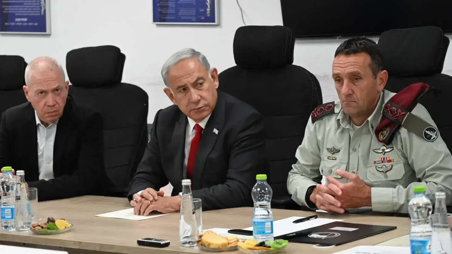 ראש הממשלה בנימין נתניהו בעם שר הביטחון, הרמטכ"ל, ר' המל"ל, ר' אמ"ן, ר' אמ"ץ, סגן ראש השב"כ, המזכיר הצבאי של רה"מ, מפקד פיקוד דרום, רח"ט מחקר ורח"ט מבצעים, 2 במאי 2023 ראש הממשלה בנימין נתניהו בעם שר הביטחון, הרמטכ"ל, ר' המל"ל, ר' אמ"ן, ר' אמ"ץ, סגן ראש השב"כ, המזכיר הצבאי של רה"מ, מפקד פיקוד דרום, רח"ט מחקר ורח"ט מבצעים, 2 במאי 2023