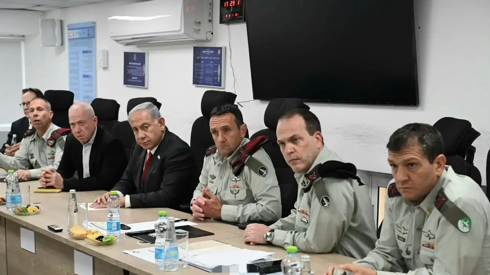 ראש הממשלה בנימין נתניהו בעם שר הביטחון, הרמטכ"ל, ר' המל"ל, ר' אמ"ן, ר' אמ"ץ, סגן ראש השב"כ, המזכיר הצבאי של רה"מ, מפקד פיקוד דרום, רח"ט מחקר ורח"ט מבצעים, 2 במאי 2023 ראש הממשלה בנימין נתניהו בעם שר הביטחון, הרמטכ"ל, ר' המל"ל, ר' אמ"ן, ר' אמ"ץ, סגן ראש השב"כ, המזכיר הצבאי של רה"מ, מפקד פיקוד דרום, רח"ט מחקר ורח"ט מבצעים, 2 במאי 2023