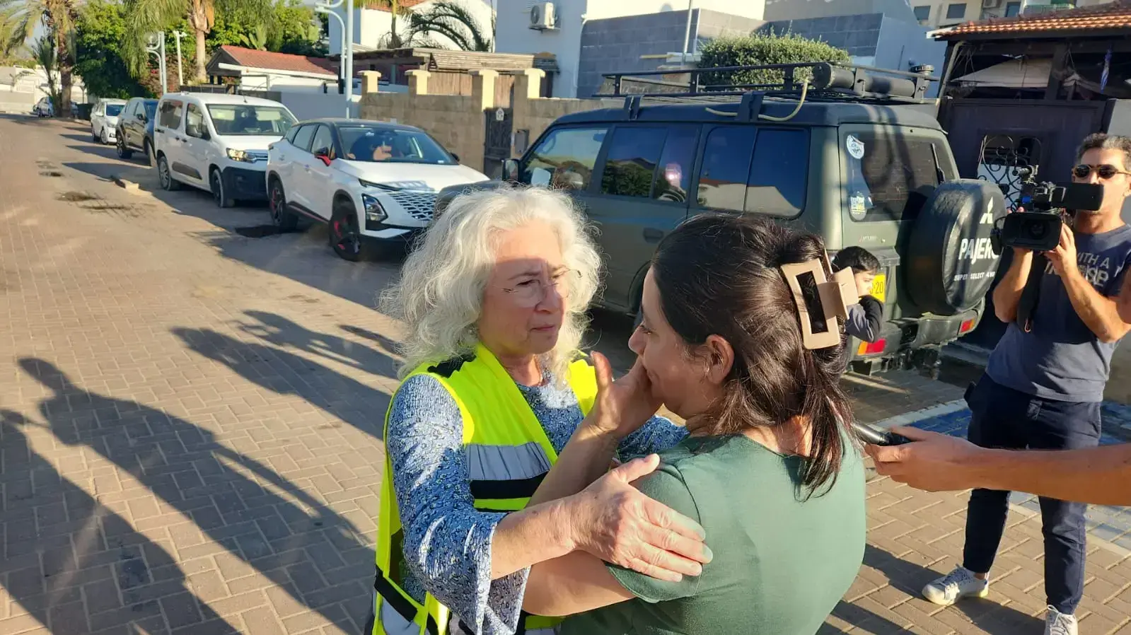 אנשי חוסן עם תושבי שדרות לאחר נפילת מטח רקטות בעיר, 2 במאי 2023