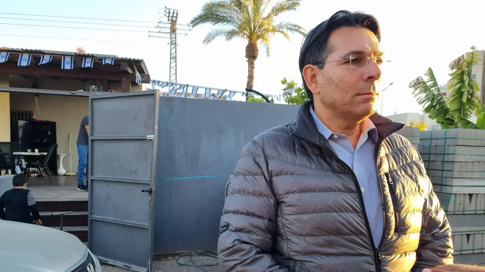 ח"כ דני דנון (הליכוד) בשדרות לאחר מטח הטילים על העיר מעוטף עזה
2 במאי 2023 ח"כ דני דנון (הליכוד) בשדרות לאחר מטח הטילים על העיר מעוטף עזה
2 במאי 2023