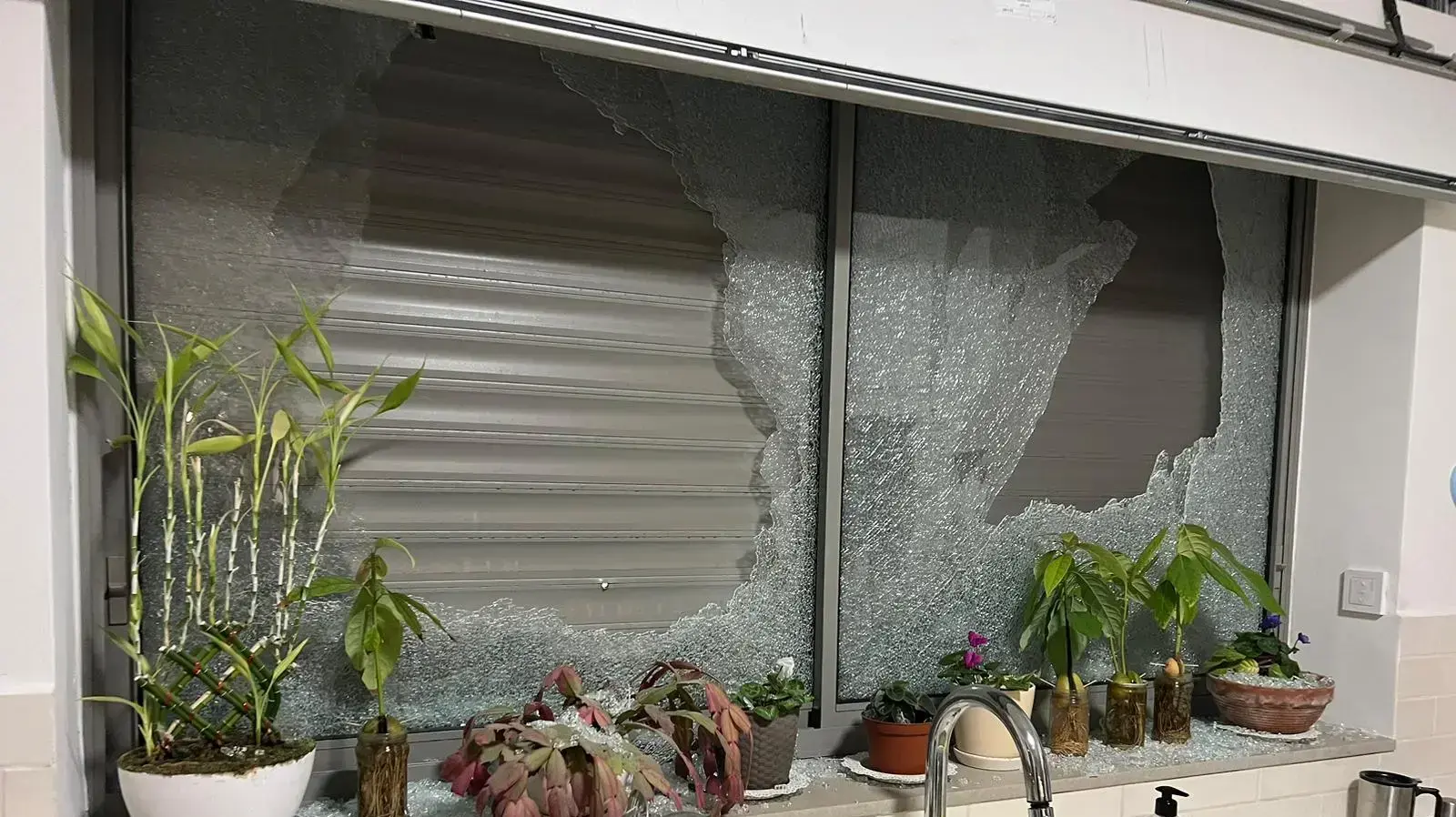 רקטה ששוגרה מרצועת עזה פגעה בחצר בית בקיבוץ בעוטף עזה, 3 במאי 2023 רקטה ששוגרה מרצועת עזה פגעה בחצר בית בקיבוץ בעוטף עזה, 3 במאי 2023