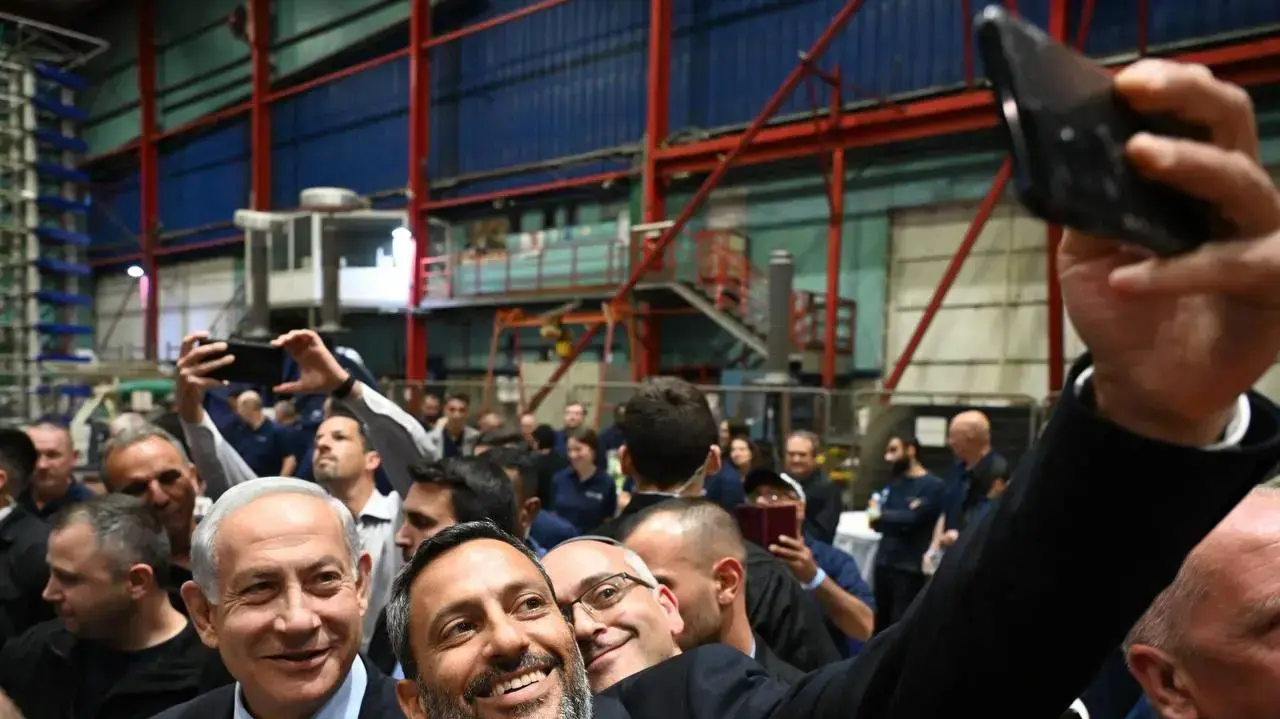 ראש עיריית שדרות אלון דוידי וראש הממשלה בנימין נתניהו, שדרות, אפריל 2023 ראש עיריית שדרות אלון דוידי וראש הממשלה בנימין נתניהו, שדרות, אפריל 2023